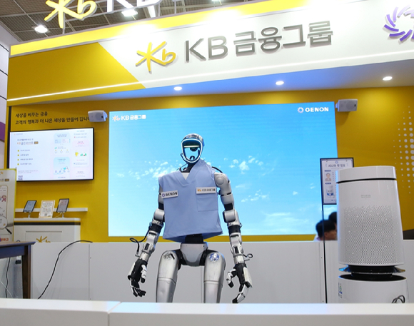 지난 7일 서울 강남구 코엑스에서 열린 'AI 엑스포 코리아 2026'에서 KB금융그룹이 공개한 시니어 돌봄 특화 휴머노이드 로봇. [사진=독자 제공]