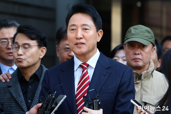 명태균 여론조사비 대납 의혹으로 재판에 넘겨진 오세훈 서울시장이 23일 오후 서울 서초구 서울고등법원에서 열린 정치자금법 위반 혐의 항소심 선고기일에서 무죄 판결을 받고 관련 입장을 밝히고 있다. [사진=곽영래 기자]