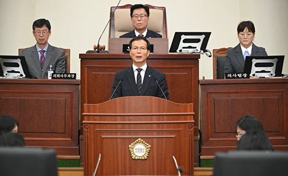 조병옥 군수가 내년 예산안 편성 관련, 20일 음성군의회 2차 정례회에서 시정연설을 하고 있다. [사진=음성군]