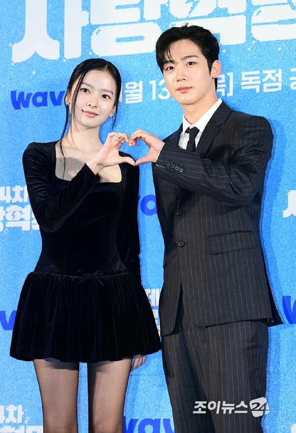 배우 황보름별과 김요한(위아이)이 11일 오전 서울 마포구 상암동 스탠포드 서울호텔에서 열린 웨이브 오리지널 '제4차 사랑혁명' 제작발표회에 참석하고 있다. [사진=정소희 기자]