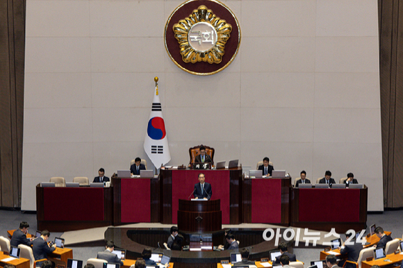 한덕수 대통령 권한대행 국무총리가 24일 오전 서울 여의도 국회 본회의장에서 열린 제424회 국회(임시회) 제6차 본회의에서 2025년도 제1회 추가경정예산안에 대한 정부의 시정연설을 하고 있다. [사진=곽영래 기자]
