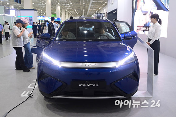 'EV 트렌드 코리아 2026'이 25일 서울 강남구 코엑스에서 열렸다. BYD코리아 부스에 순수 전기차 '아토 3 플러스'가 전시되고 있다. [사진=정소희 기자]