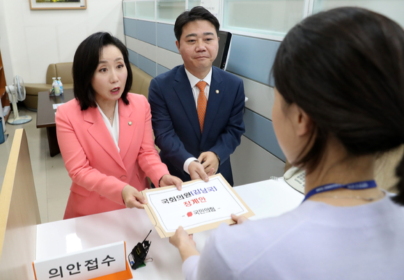 국민의힘 지성호 원내부대표, 전주혜 원내대변인이 8일 오후 서울 여의도 국회 의안과에서 김남국 더불어민주당 의원 징계안을 제출하고 있다. [사진=뉴시스]