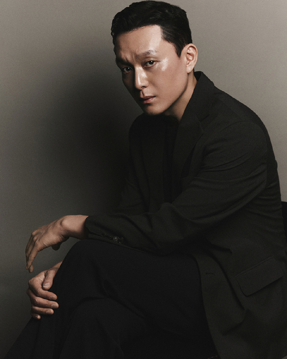 최성은 감독이 넷플릭스 시리즈 '광장' 인터뷰에 앞서 포즈를 취하고 있다. [사진=넷플릭스]