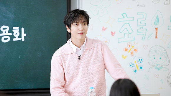 씨엔블루 정용화가 초록우산 '방과 후 수업시간'에서 일일 선생님으로 활약하고 있다. [사진=초록우산]