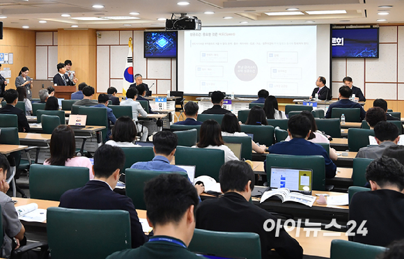 더불어민주당 정청래 전 대표, 이성윤, 한민수, 권향엽, 문정복 의원 등 참석자들이 8일 서울 여의도 국회 의원회관에서 열린 서남권 반도체 클러스터 성공을 위한 정책토론회에서 기념촬영을 하고 있다. [사진=곽영래 기자]