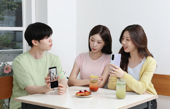 삼성전자 모델들이 '갤럭시 A36 5G'로 촬영한 사진을 'AI 지우개' 기능으로 보정하고 있다. [사진=삼성전자]