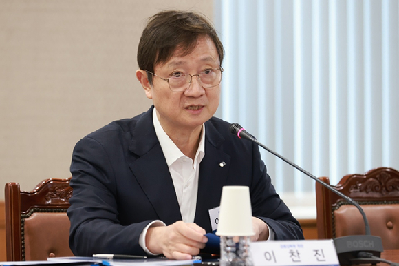 이찬진 금감원장이 지난해 말 금융감독원에서 열린 금융소비자보호 중심의 금융 감독 전환을 위한 금융소비자보호 토론회에서 발언하고 있다. [사진=금융감독원]