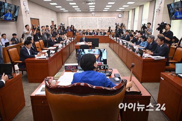서영교 법사위원장이 27일 서울 여의도 국회에서 열린 법제사법위원회 전체회의를 주재하고 있다. [사진=곽영래 기자]