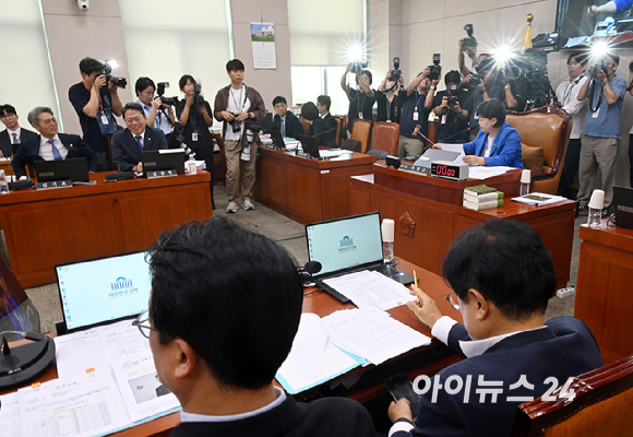 서영교 법사위원장이 27일 서울 여의도 국회에서 열린 법제사법위원회 전체회의를 주재하고 있다. [사진=곽영래 기자]