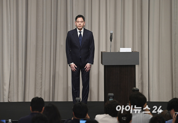 정용진 신세계그룹 회장이 26일 서울 강남구 조선팰리스 호텔에서 열린 스타벅스 5.18 '탱크데이' 마케팅 관련 대국민 사과문 발표에서 고개 숙여 인사하고 있다. [사진=곽영래 기자]