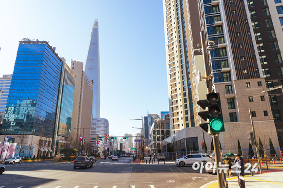 서울 송파구 신천동 신축아파트 '잠실 르엘' 옆에 롯데월드타워가 보이고 있다. [사진=김민지 기자]