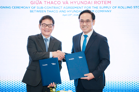 이용배 현대로템 대표이사 사장(오른쪽)과 쩐 바 즈엉 타코그룹 회장(왼쪽)이 23일(현지 시간) 베트남 하노이에서 열린 호치민 메트로 2호선 사업 계약식에서 기념 촬영을 하고 있다. [사진=현대로템]