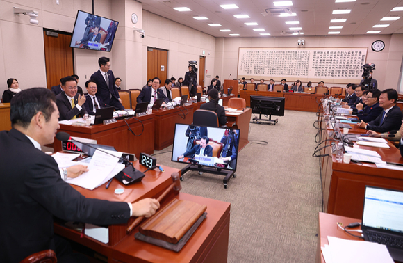 정청래 국회 법사위원장이 27일 오후 서울 여의도 국회에서 열린 법제사법위원회 전체회의에서 '여당 추천 배제' 상설특검 규칙 개정안에 대해 가결을 선언하며 의사봉을 두드리고 있다. [사진=뉴시스]