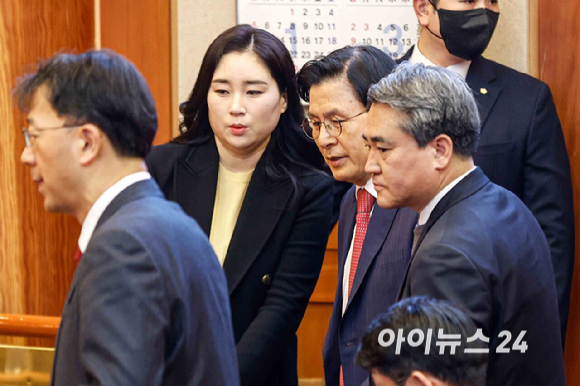 황교안 전 국무총리가 11일 오전 서울 종로구 헌법재판소에서 열린 윤석열 대통령 탄핵 심판 7차 변론기일에 윤 대통령 변호인단으로 참석하고 있다. [사진=사진공동취재단]