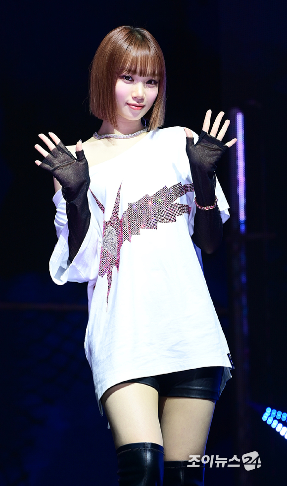 그룹 르세라핌(LE SSERAFIM) 김채원이 29일 오후 서울 광진구 광장동&nbsp;예스24라이브홀에서 열린 미니 4집 'CRAZY' 쇼케이스에 참석해 포즈를 취하고 있다. [사진=정소희 기자]