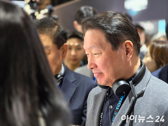 8일 오전(현지시각) 최태원 SK그룹 회장이 미국 라스베이거스 컨벤션센터 센트럴홀에 위치한 삼성전자 CES 전시관에 방문해 섹션을 둘러보고 있다. [사진=안세준 기자]