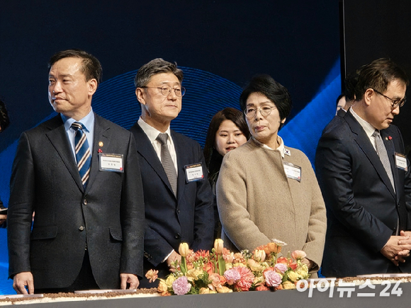 23일 오후 서울 여의도 콘래드호텔에서 열린 방송미디어통신인 신년인사회 현장에서 (왼쪽부터) 김종철 방송미디어통신위원장, 정재헌 SK텔레콤 최고경영자(CEO) 겸 한국정보통신진흥협회(KAIT) 협회장, 최민희 국회 과학기술정보방송통신위원장, 최형두 과방위 야당 간사 등이 참석한 모습. [사진=안세준 기자]