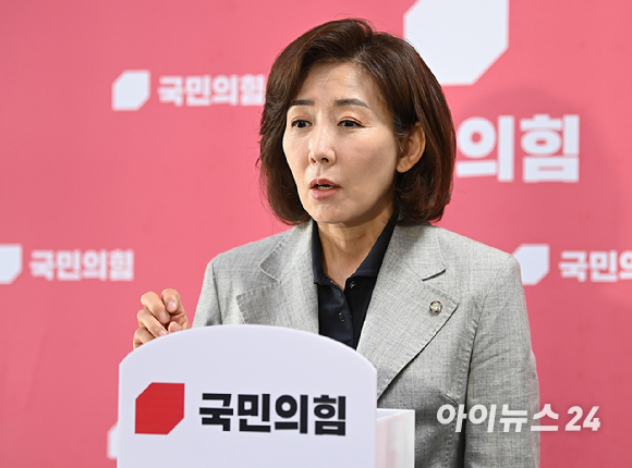 나경원 국민의힘 의원이 지난 6월 18일 국회에서 송언석 원내대표 주재로 열린 4선 이상 의원들과의 간담회를 마친 뒤 기자들의 질문에 답변하고 있다. [사진=곽영래 기자]