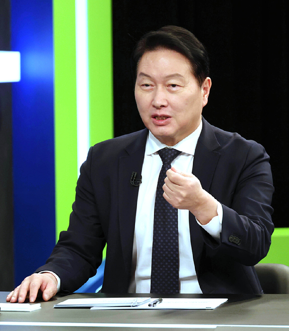 최태원 대한상의 회장이 18일 방송된 KBS 시사대담 프로그램에 출연한 모습. [사진=대한상의]