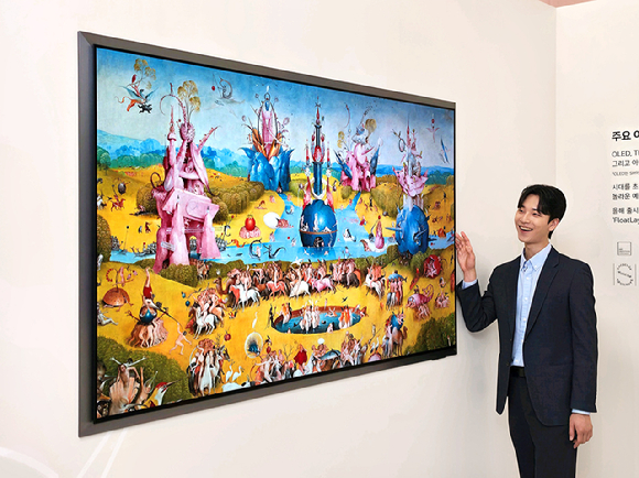 삼성전자 모델이 2026년형 삼성 OLED TV 신제품을 소개하고 있다. [사진=삼성전자]