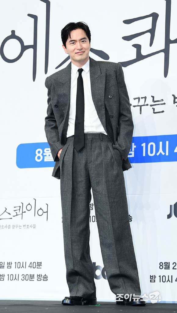 배우 이진욱이 31일 오후 서울 구로구 더링크서울 트리뷰트 포트폴리오 호텔에서 열린 JTBC 새 토일드라마 '에스콰이어: 변호사를 꿈꾸는 변호사들' 제작발표회에 참석하고 있다. [사진=정소희 기자]