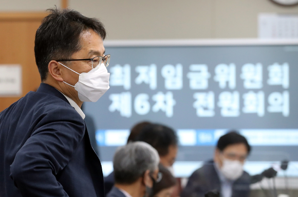 박준식 최저임금위원장이 23일 오후 세종시 정부세종청사에서 열린 6차 전원회의에 입장하고 있다. [사진=뉴시스]