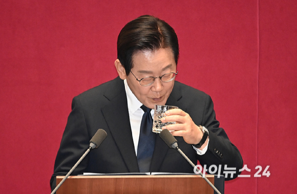 이재명 대통령이 4일 오전 국회에서 2026년도 예산안에 대한 시정연설 도중 물을 마시고 있다. [사진=곽영래 기자]