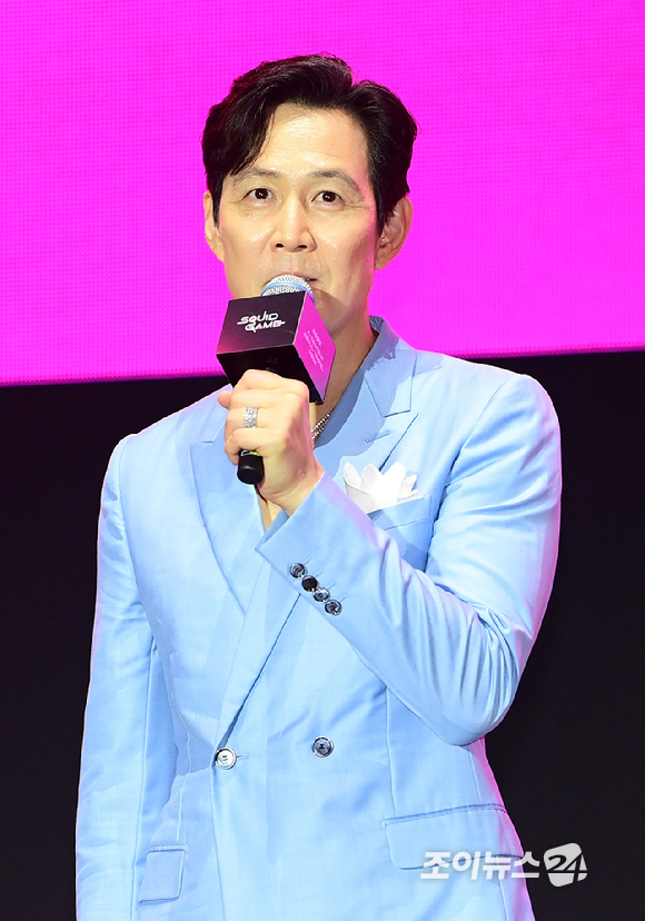 배우 이정재가 28일 오후 서울시청 앞 서울광장에서 열린 넷플릭스·서울특별시 공동주최 2025 K콘텐츠 서울여행주간 '오징어 게임​' 시즌3 피날레 이벤트에 참석하고 있다. [사진=정소희 기자]