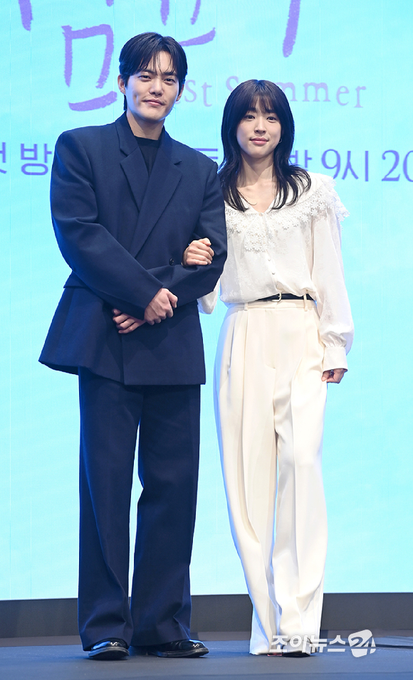 배우 김건우, 최성은이 29일 서울 구로구 더세인트에서 열린 KBS2TV 새 토일 '마지막 썸머' 제작발표회에서 포토타임을 갖고 있다. [사진=곽영래 기자]