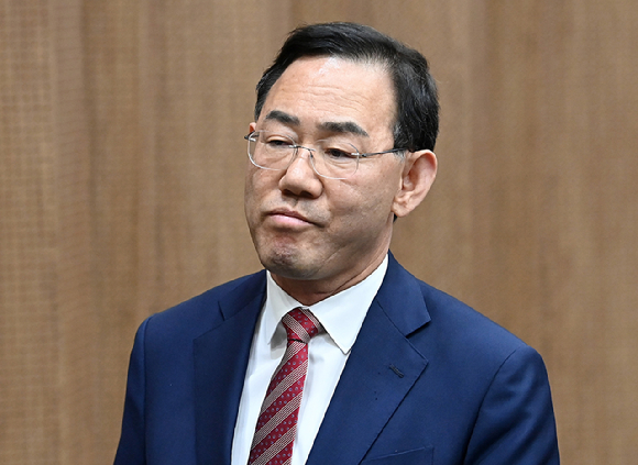 더불어민주당 정청래 대표와 광역단체장 후보들이 23일 국회에서 열린 민주당 광역단체장 후보 연석회의에서 기념 촬영을 하고 있다. [사진=곽영래 기자]