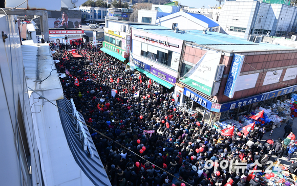 윤석열 국민의힘 대선 후보가 24일 오후 경기도 수원시 팔달문에서 열린 "국민과 원팀" 경기도 수원 집중유세에서 지지 호소를 하고 있다. [사진=김성진 기자]