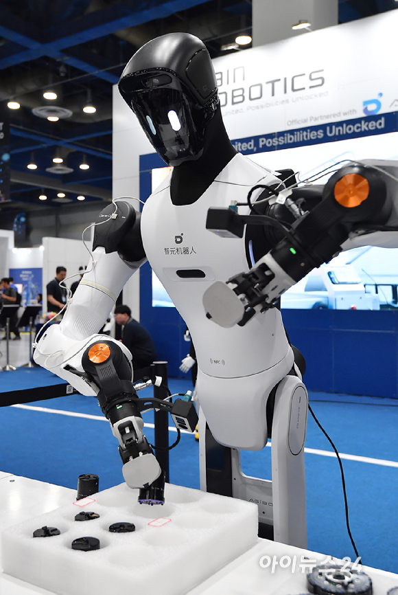 19일 서울 강남구 코엑스에서 열린 'AI 서밋 서울 앤 엑스포2026(AISE 2026)'에서 화인로보틱스 부스에서 관계자가 휴머노이드 로봇 시연을 선보이고 있다. [사진=곽영래 기자]