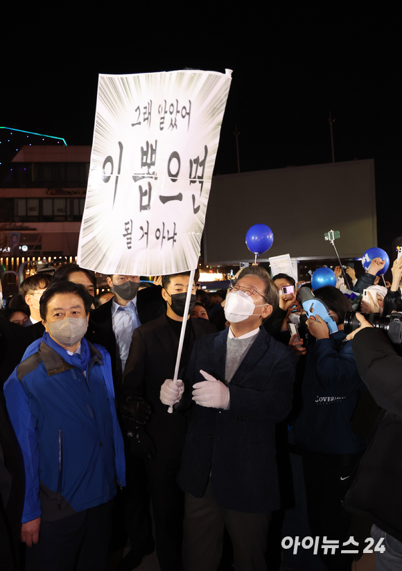 공식 선거운동 마지막 날인 지난 8일 저녁 이재명 더불어민주당 대선후보가 서울 마포구 홍대 걷고싶은거리를 찾아 '절박재명, 가보자고!' 마지막 유세를 펼치고 있다. [사진=국회사진취재단]