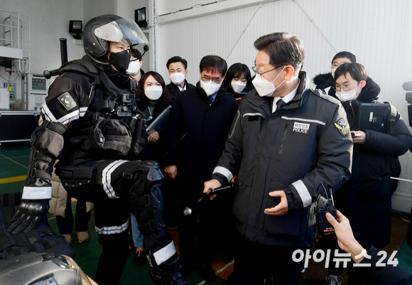 이재명 더불어민주당 대선후보가 30일 인천 중구 서해5도 특별경비단을 찾아 진압장비 등을 살펴보고 있다. [사진=국회사진취재단]