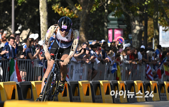 김황태가 2일(현지시간) 프랑스 파리 알렉상드로 3세 다리 인근에서 열린 2024 파리 패럴림픽 남자 트라이애슬론(철인 3종) PTS3 등급 경기에서 사이클을 타고 있다. [사진=사진공동취재단]