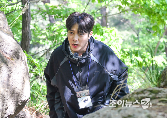 가수 강설민이 25일 서울 강북구 북한산에서 열린 산악인 오은선 대장과 함께하는 '제13회 희망찾기 등산&middot;트레킹 교실'에서 진달래 능선을 걷고 있다. [사진=곽영래 기자]