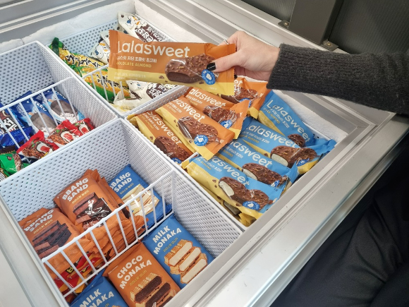 한 소비자가 라라스윗 초콜릿 초코바를 집어들고 있다. [사진=CU]