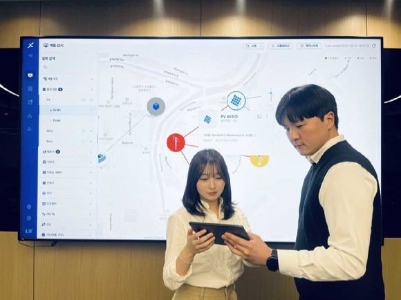 LS일렉트릭 직원이 '정전관리시스템(OMS)'을 계통감시 화면을 통해 배전망 상태를 점검하고 있디. [사진=LS일렉트릭]