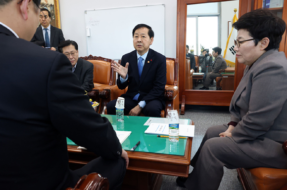 도널드 트럼프 미국 대통령이 한국 입법부의 법적 절차 미이행을 이유로 관세 인상 방침을 밝힌 27일 여한구 산업통상부 통상교섭본부장(왼쪽줄 앞)과 문신학 1차관(왼쪽 줄 가운데)이 국회 산업통상자원중소벤처기업위원회 이철규 위원장(가운데)과 국민의힘 간사인 박성민 의원(오른쪽 줄 앞)에 관련 보고를 하고 있다. [사진=연합뉴스]