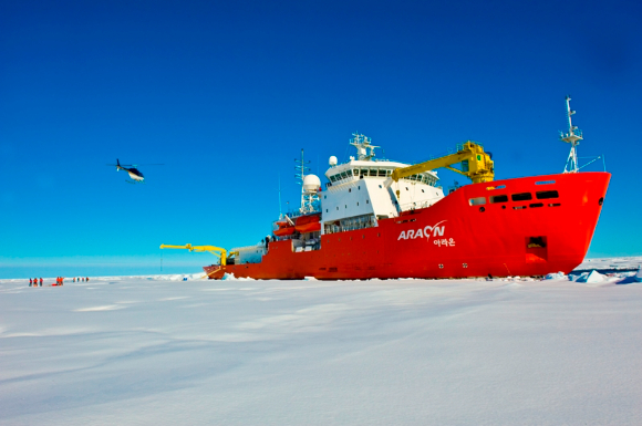 우리나라 쇄빙선 아라온호. 남북극을 오가면서 기후변화 등 연구를 이끌고 있다. 극지연구소는 오는 16일 설립 20주년을 맞는다. [사진=극지연구소]