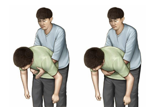 용인 처인구의 한 식당에서 20대 여성의 생명을 구한 (왼쪽부터) 김태현 일병, 김현재 일병이 주먹을 쥐고 있다. [사진=지상군작전사령부]
