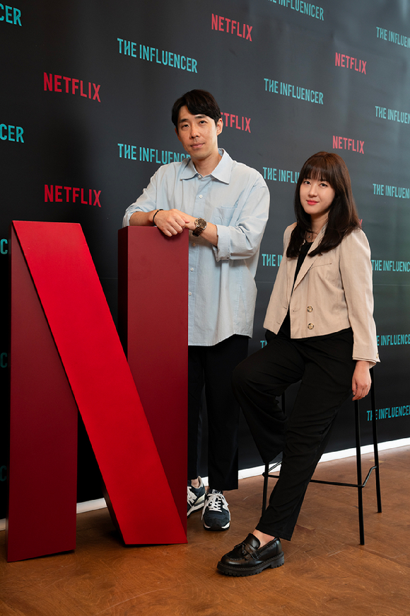 더 인플루언서 손수정 PD와 이재석 PD [사진=넷플릭스]