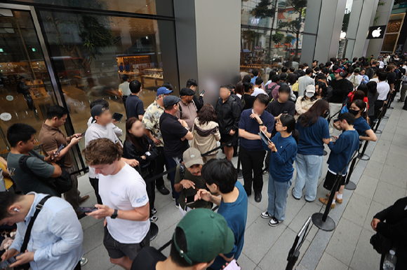 아이폰17 시리즈 출시 당시 길게 늘어선 오픈런 행렬. 기사 내용과는 무관. [사진=연합뉴스]