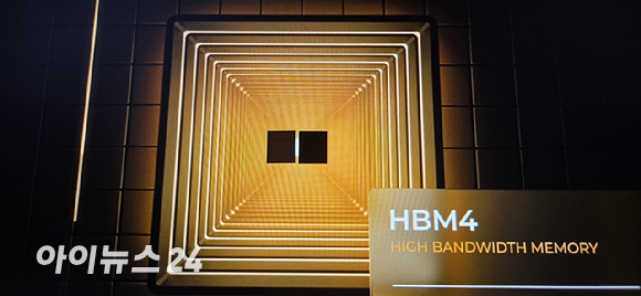 22일 서울 강남구 코엑스에서 개막한 반도체대전(SEDEX)의 SK하이닉스 전시관에 마련된 HBM4 전시공간. [사진=박지은 기자]