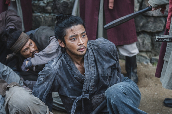 로운, &apos;탁류&apos; 이끄는 압도적 존재감⋯눈빛에 담은 깊은 서사