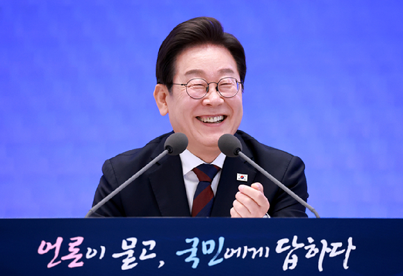 이재명 대통령이 3일 청와대 영빈관에서 '대통령의 30일, 언론이 묻고 국민에게 답하다' 기자회견을 하며 미소짓고 있다. 2025.7.3 [사진=연합뉴스]