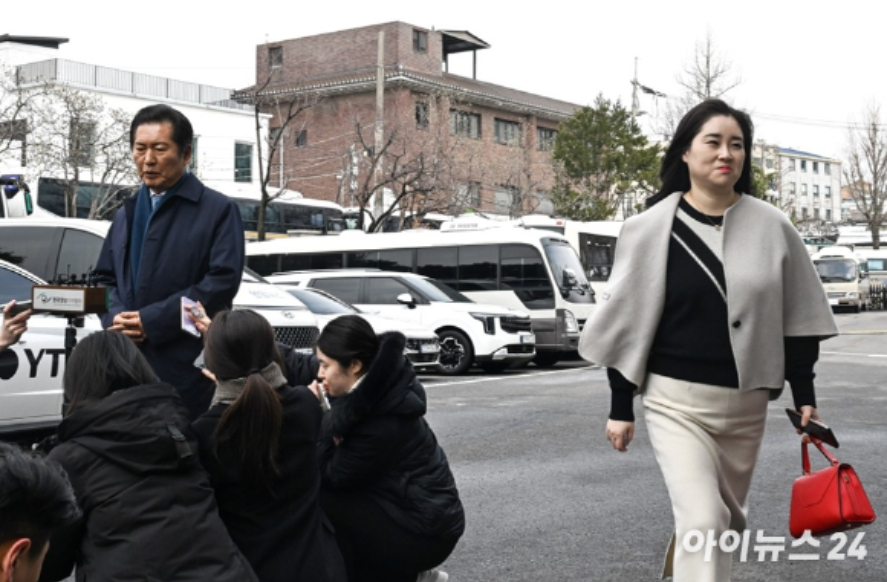 윤석열 전 대통령 탄핵심판을 대리한 김계리 변호사가 지난 3월 18일 서울 종로구 헌법재판소에서 열린 박성재 법무부 장관 탄핵심판 첫 변론에 출석하고 있다. 김 변호사는 윤 전 대통령 탄핵심판과 함께 박 장관의 탄핵심판 대리인으로도 활동했다. 왼쪽은 정청래 국회 법제사법위원장. 2025.3.18 [사진=공동취재]