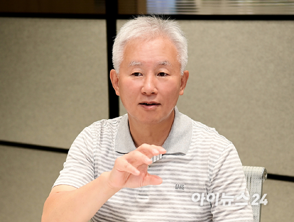SK하이닉스의 경쟁력 비결을 분석한 책 '신뢰 게임'의 저자 (왼쪽부터) 김진국 SK하이닉스 경영자문위원, 현순엽 전 SK하이닉스 기업문화담당 부사장, 박정식 SK하이닉스 경영자문위원이 서울 강남구 역삼동 SK하이닉스 라운지에서 진행된 아이뉴스24와의 인터뷰에 앞서 포즈를 취하고 있다. [사진=정소희 기자]