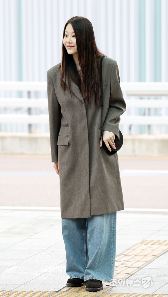 배우 고현정이 COS 2025 FW컬렉션 참석 차 12일 인천국제공항을 통해 미국 뉴욕으로 출국하고 있다. [사진=정소희 기자]